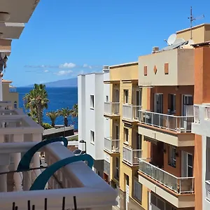 Beautiful Renovated With Air Conditioning Just Steps From The Sea In Appartement